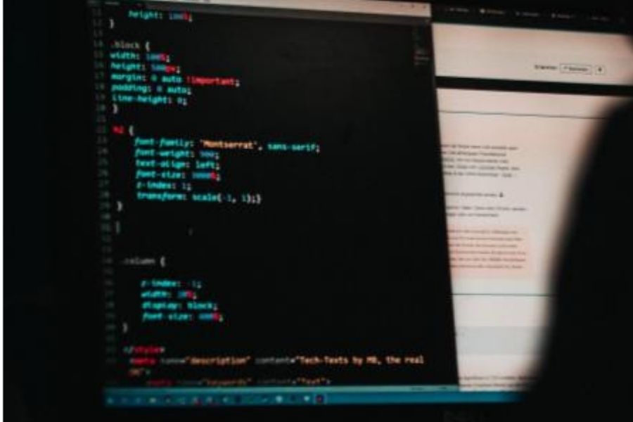 Hacker usando computador