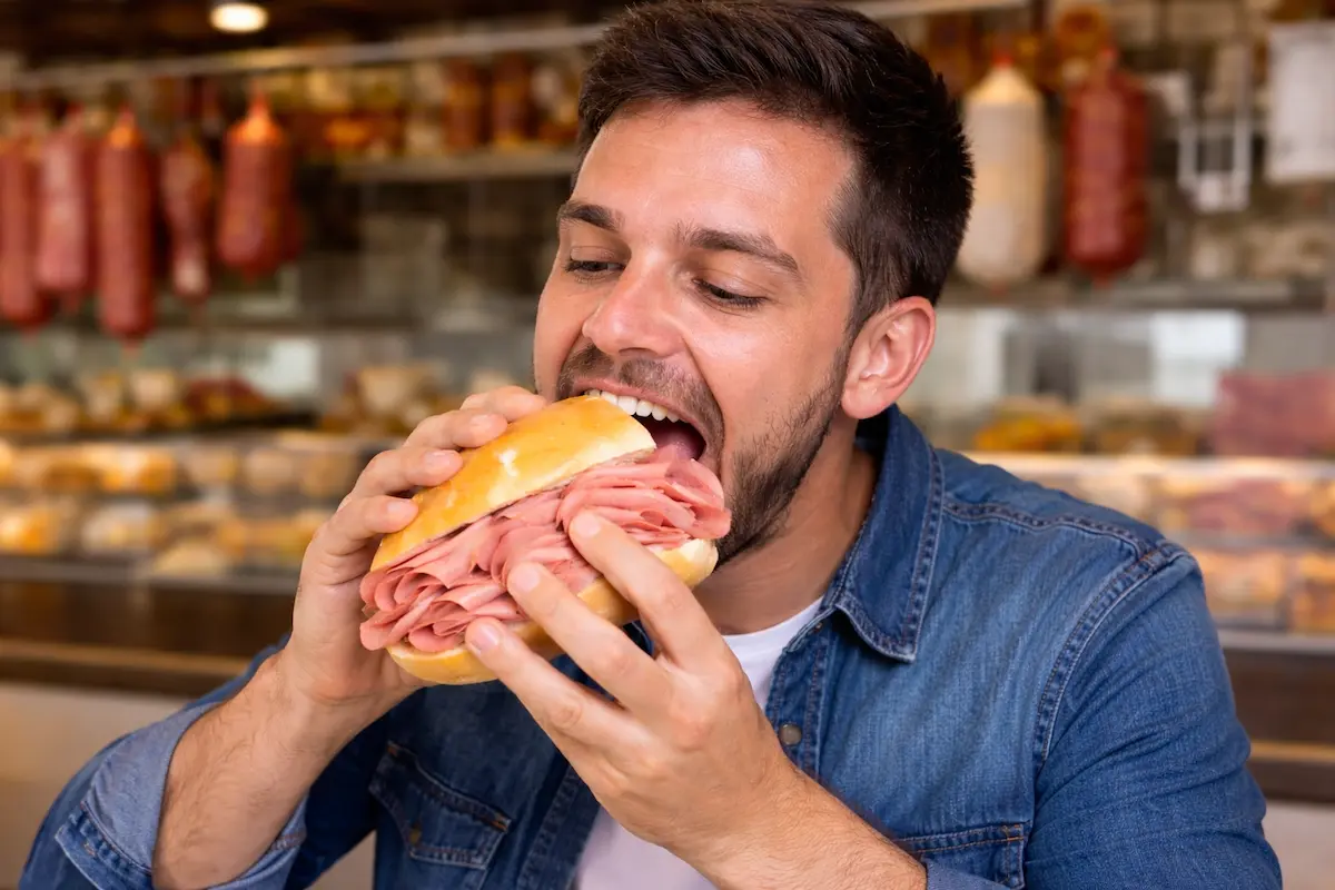Entenda como o consumo de mortadela afeta o fígado e o intestino