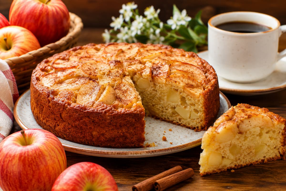 Aprenda a fazer um delicioso bolo de maçã fofinho