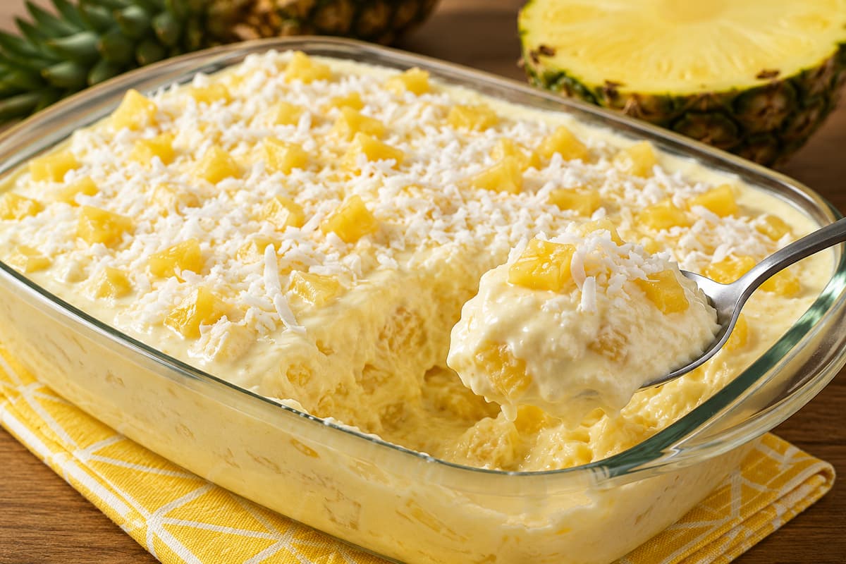 Gelado cremoso de abacaxi feito com ingredientes simples