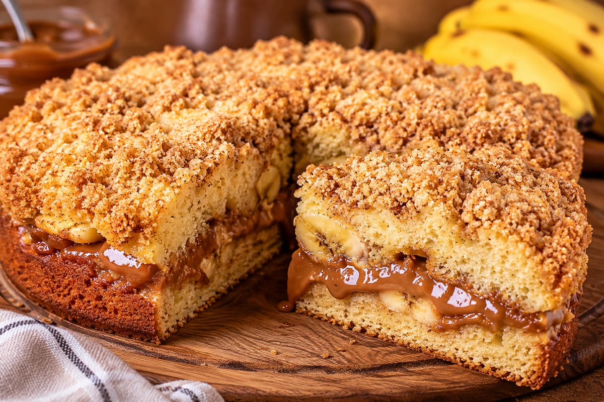 Descubra como fazer uma deliciosa cuca de banana recheada com doce de leite