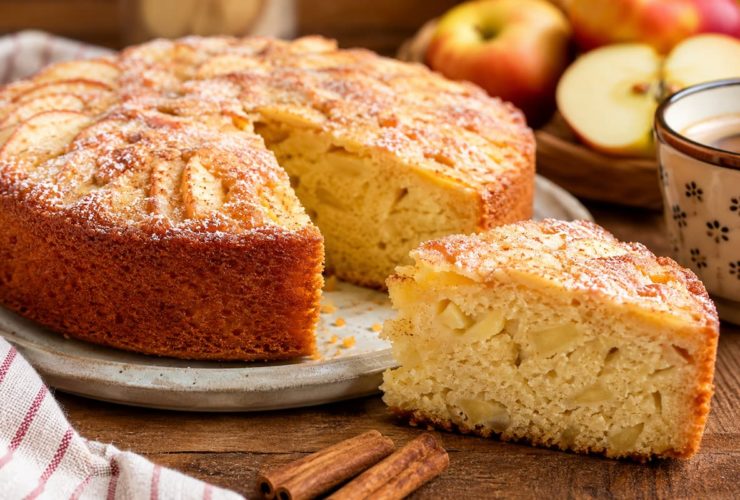 Aprenda a fazer um bolo de iogurte com maçã simples
