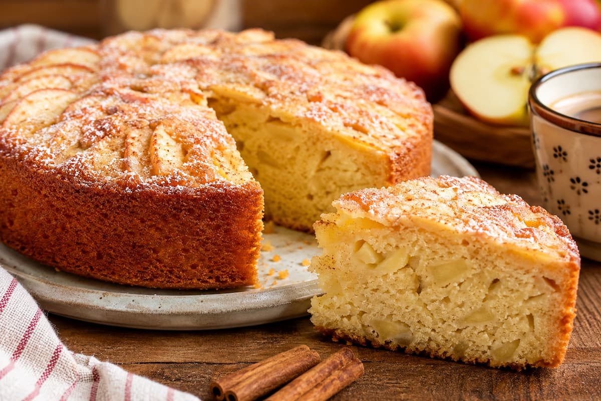 Aprenda a fazer um bolo de iogurte com maçã simples