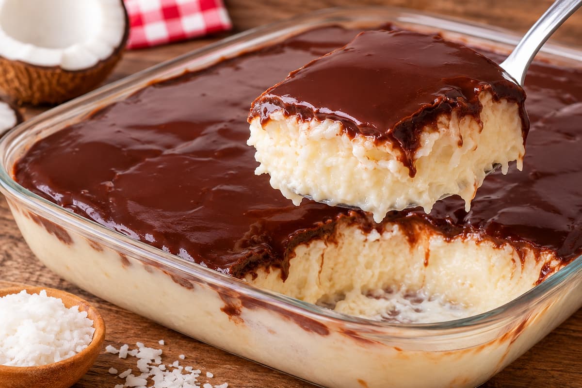 Gelado de coco super cremoso com cobertura de chocolate irresistível