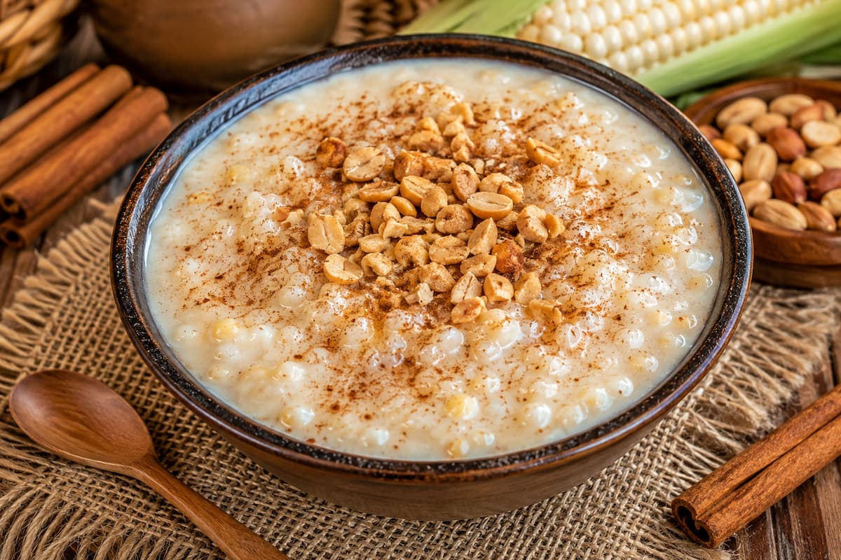 Canjica cremosa com leite e amendoim bem macia