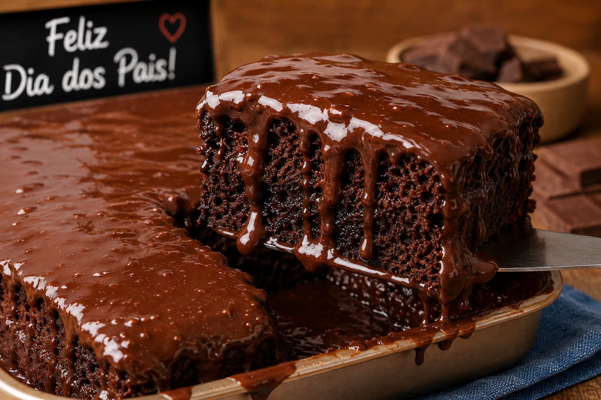 Bolo de chocolate fácil, fofinho e bem molhadinho,