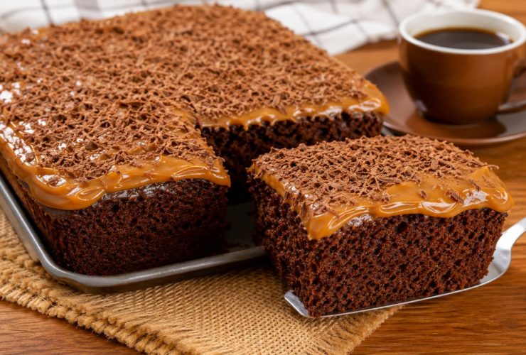 Bolo pão de mel fofinho e saboroso, com aroma de mel
