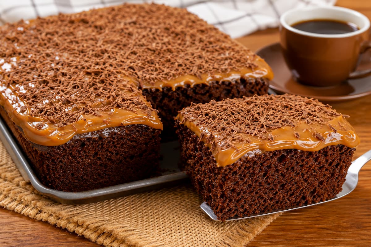 Bolo pão de mel fofinho e saboroso, com aroma de mel