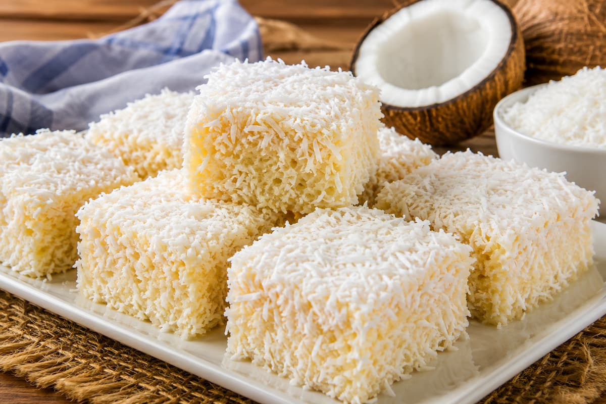 Aprenda a fazer um bolo de coco gelado fofinho