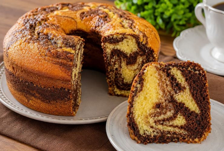 Aprenda a fazer um bolo mesclado com creme de leite na massa,