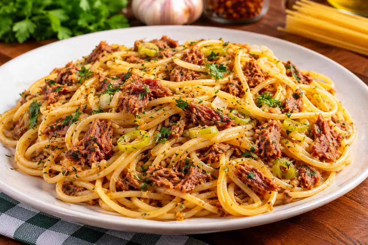 Aprenda a fazer um espaguete soltinho com carne de lata