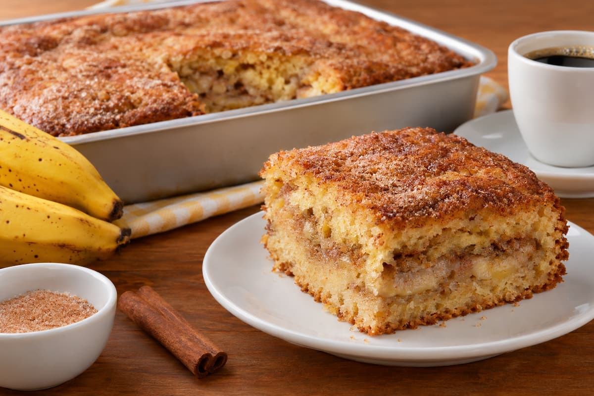 Bolo de Banana Recheado que Sai Pronto do Forno